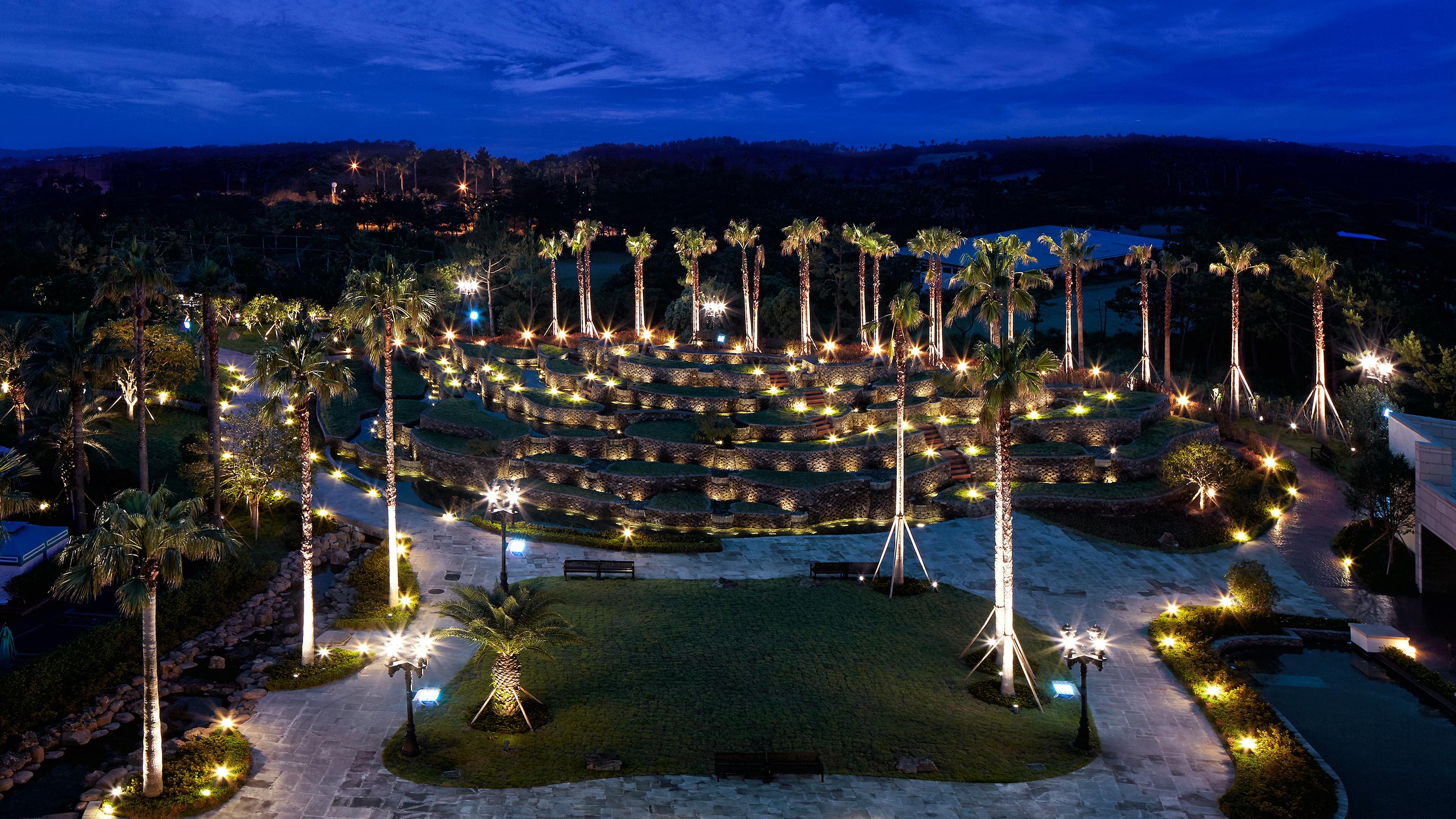 Kensington Jeju Hotel Экстерьер фото The resort at night