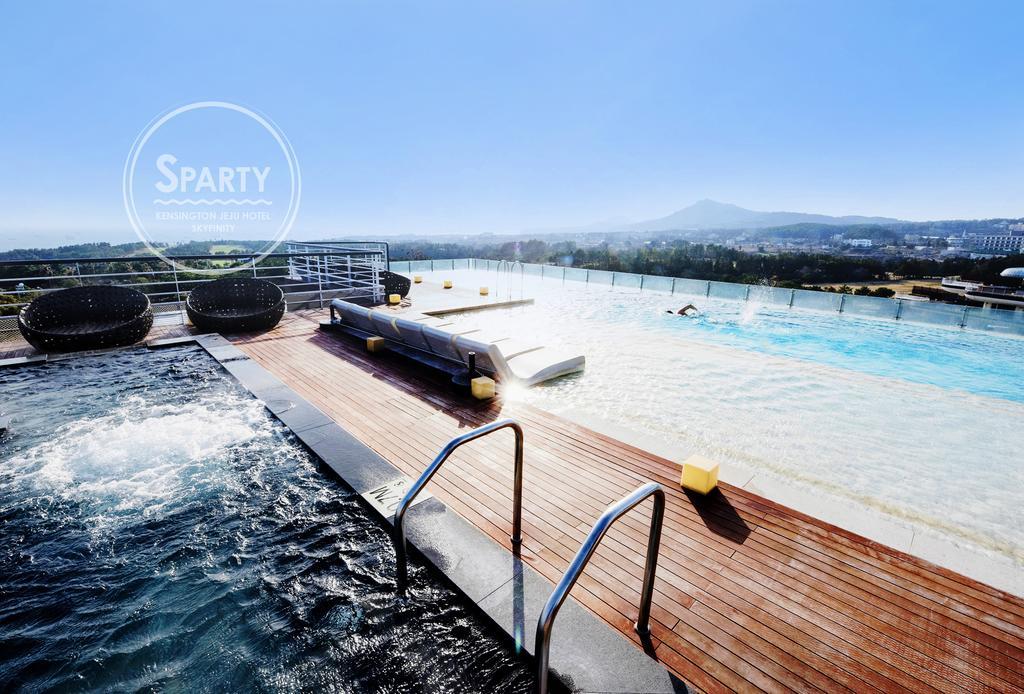 Kensington Jeju Hotel Экстерьер фото The pool at the top of the hotel