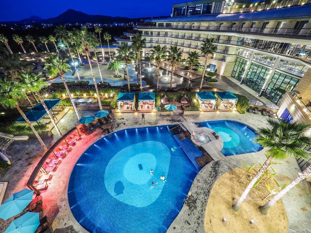 Kensington Jeju Hotel Экстерьер фото The swimming pool at the hotel