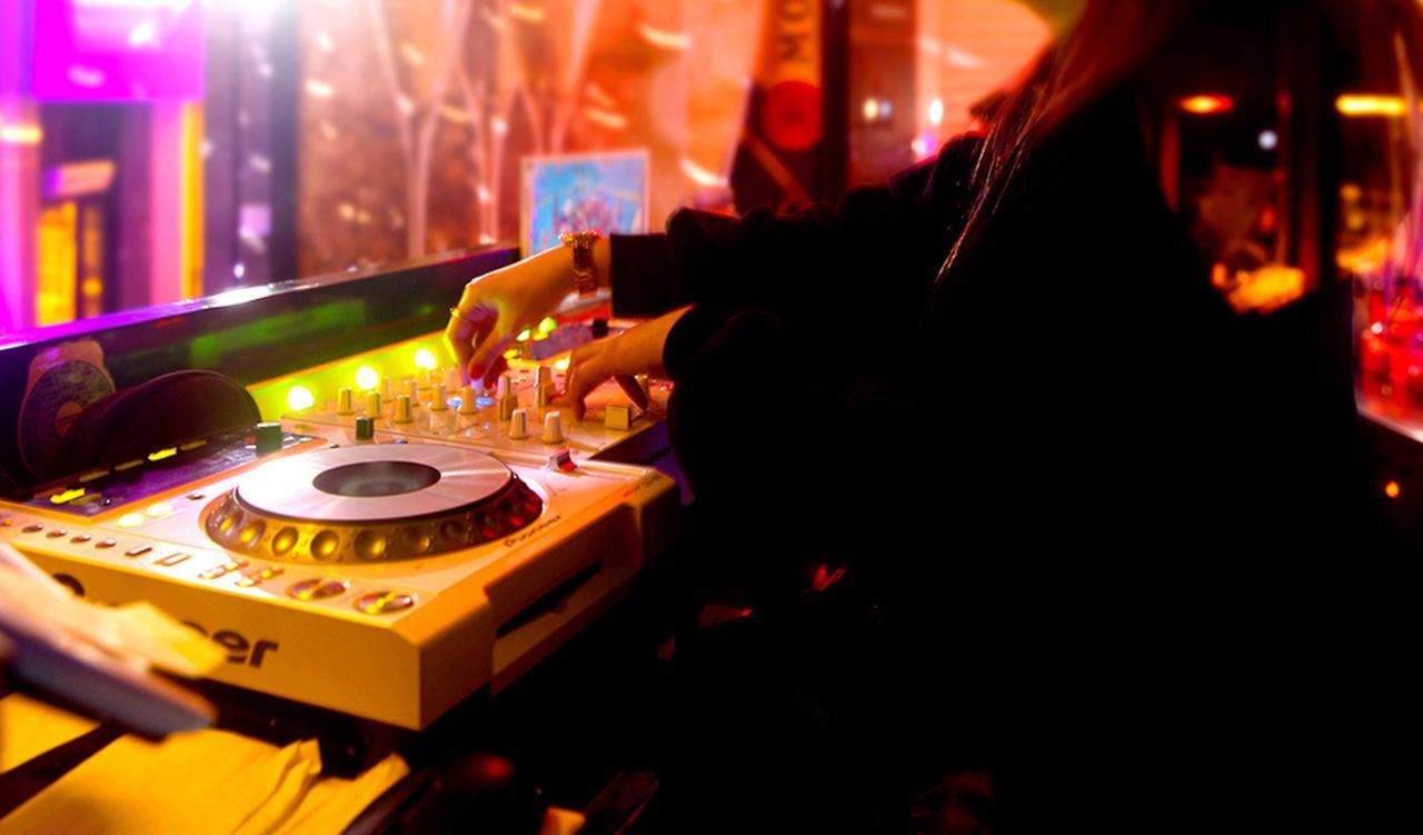 Kensington Jeju Hotel Экстерьер фото A DJ at work